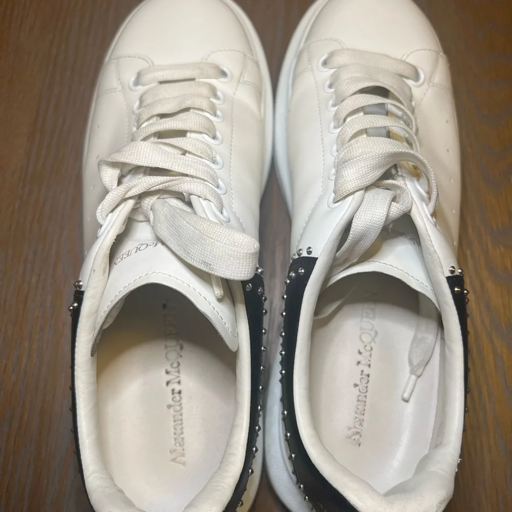 Alexander McQueen White and Black Athletic Shoes Sleek Design - Picture 2 of 11